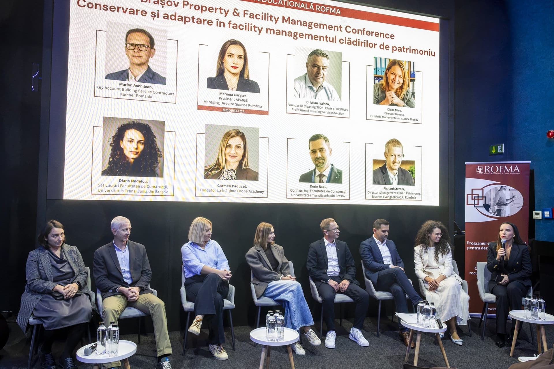 A brassói ROFMA-konferencia első panelének résztvevői a felszólalókat bemutató vászon előtt
