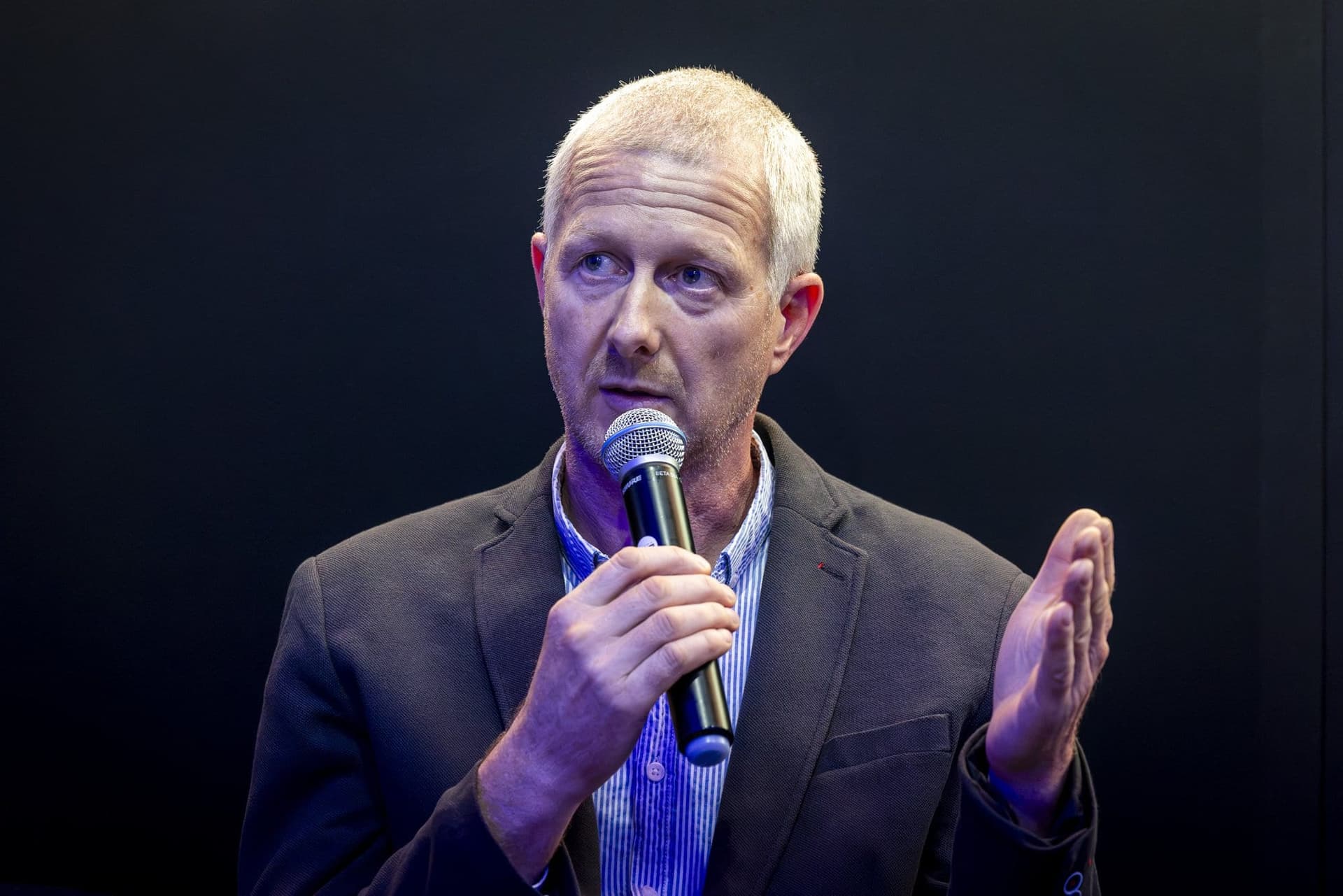 Richard Sterner mikrofonba beszél a műemlék épületekről szóló panelen