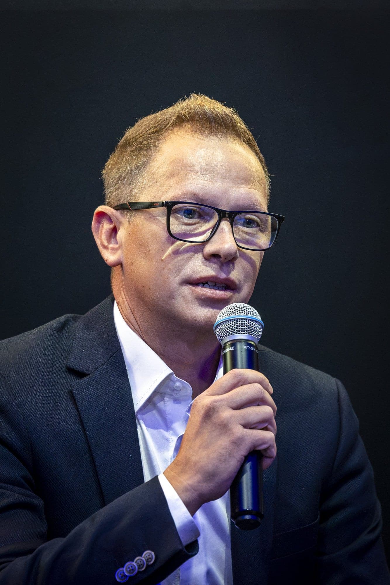 Marian Aschilean, a Kärcher Románia képviselője mikrofonba beszél