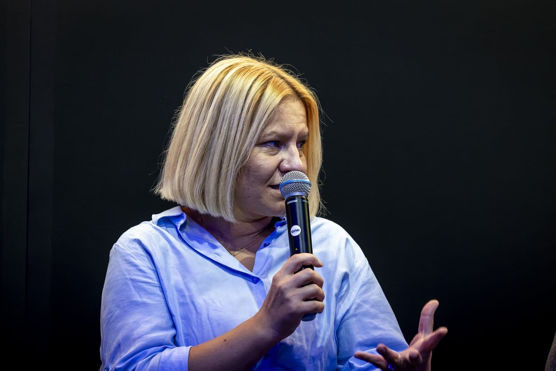Diana Micu, a Brassói Történelmi Műemlékek Alapítványának igazgatója mikrofonba beszél
