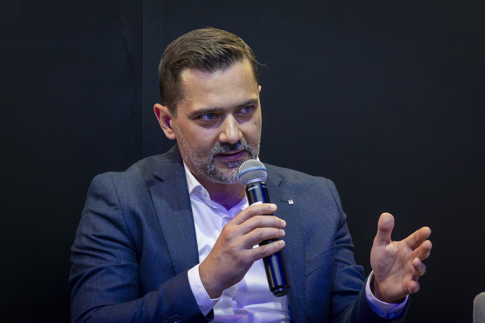 Dorin Radu, a Transilvania Egyetem docense a megfigyelési projektet magyarázza