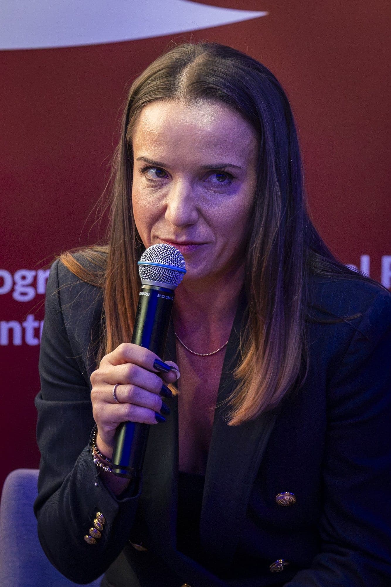 Mariana Garștea, az első panel moderátora mikrofonba beszél