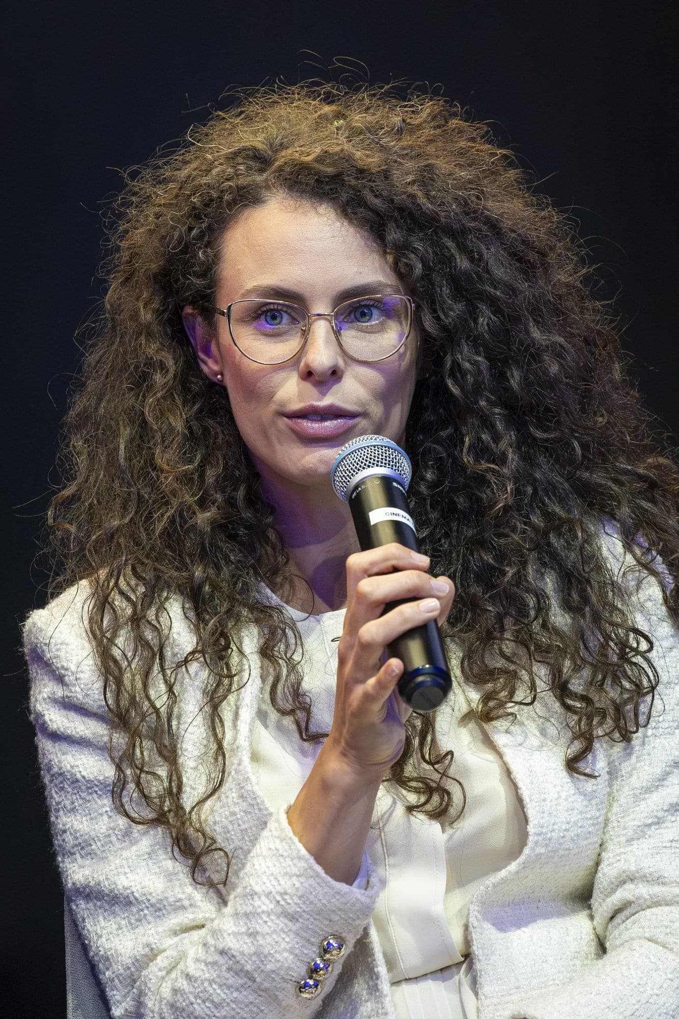 Diana Nedelcu, a Transilvania Egyetem adjunktusa mikrofonba beszél