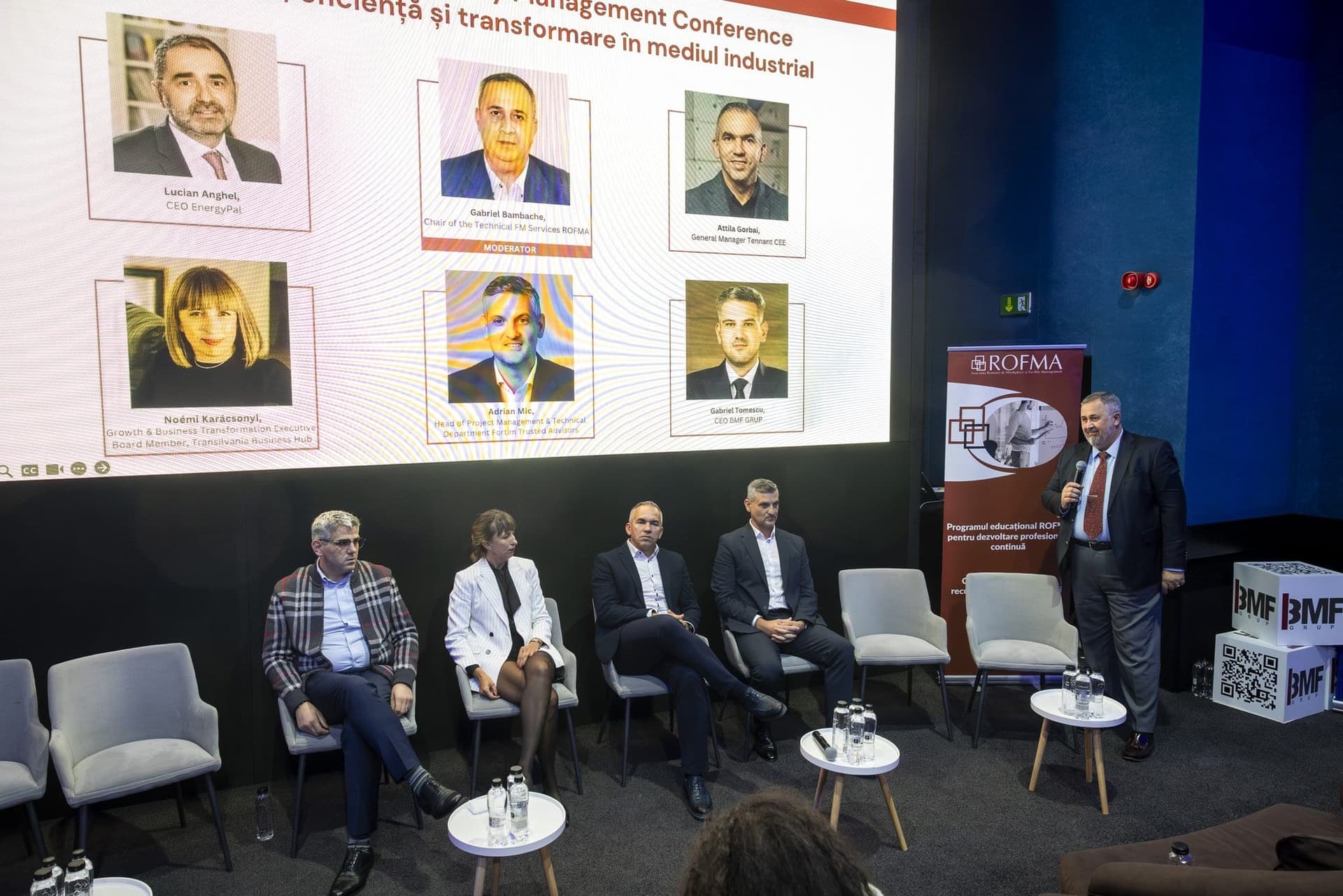 A ROFMA-konferencia második panelje, a vásznon az ipari témát hirdető felirattal