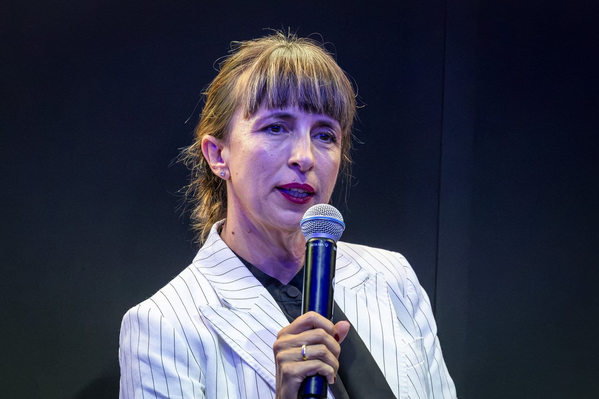Karácsonyi Noémi mikrofonba beszél a második panelen