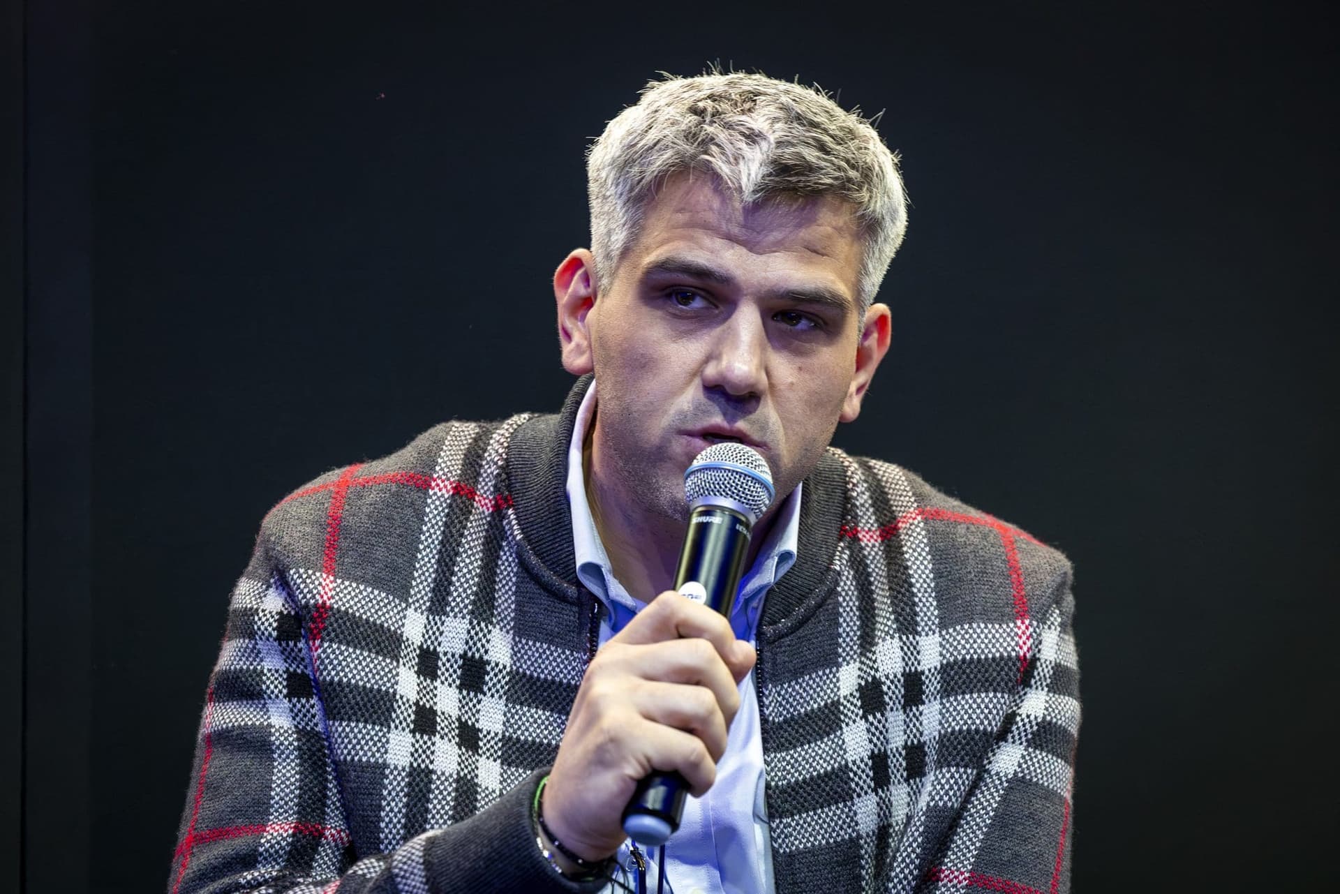 Gabriel Tomescu, a BMF Grup vezérigazgatója mikrofonba beszél