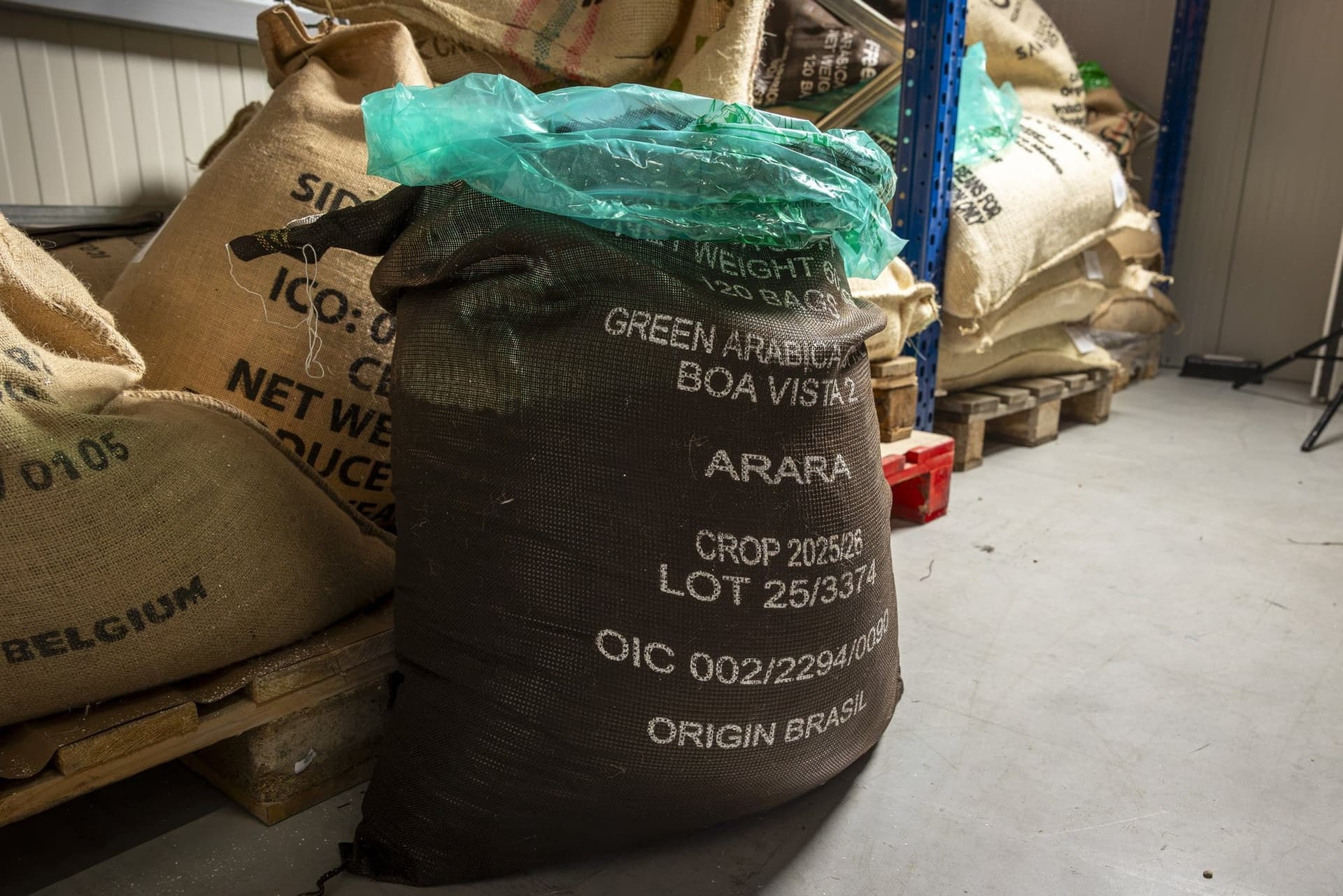 Sac de cafea verde din Brazilia, cu inscripțiile Boa Vista, Arara și numărul lotului, în depozitul prăjitoriei Origo