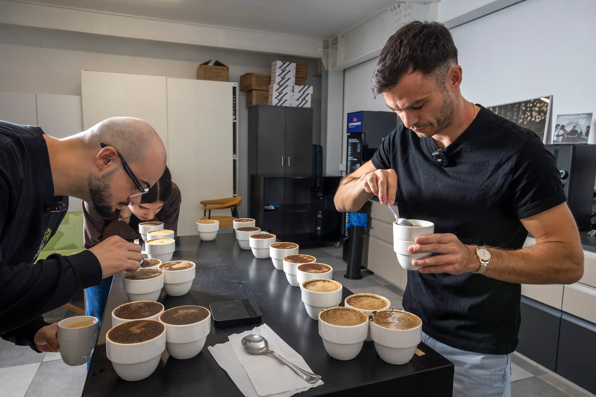 Daniel și Mihai Grosu gustă cafea din lingură, la masa de cupping