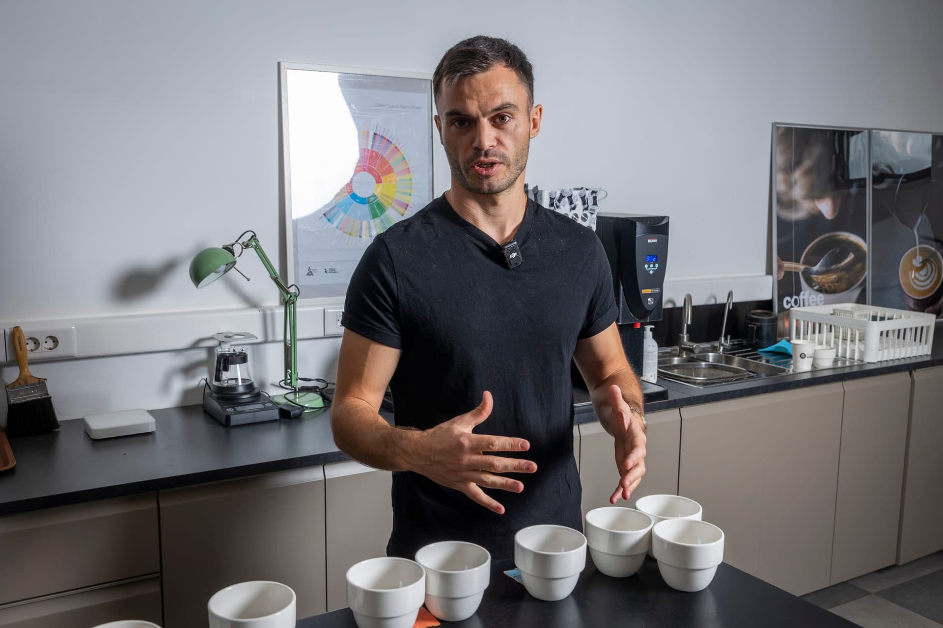 Daniel, care conduce degustarea, la masa de cupping din laboratorul Origo
