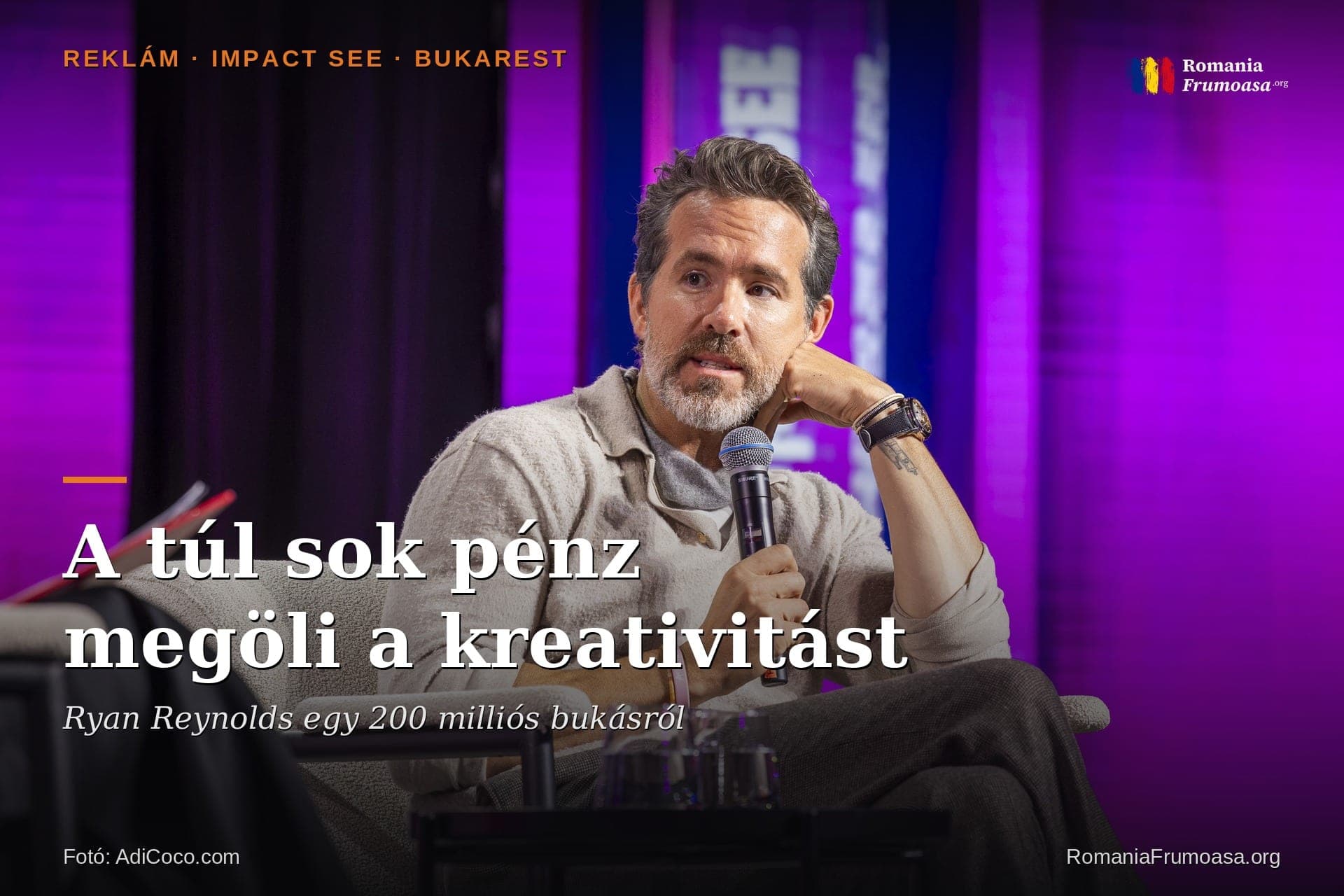 Ryan Reynolds az Impact SEE színpadán a Romexpóban, mikrofonnal a kezében, „A túl sok pénz megöli a kreativitást” címmel