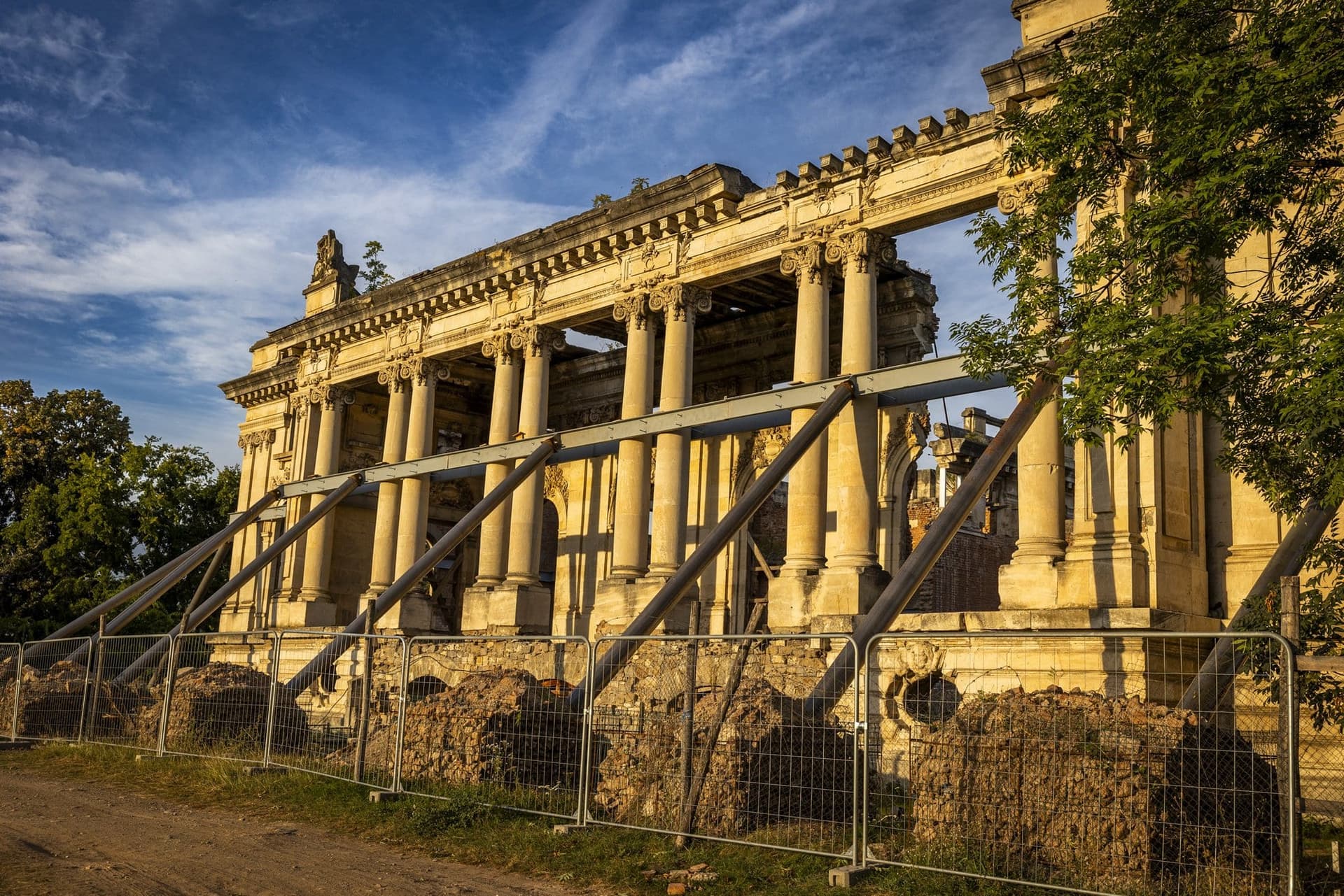 A floreștii Cantacuzino-palota oszlopsora acélgerendákkal megtámasztva, tövében építkezési kerítéssel