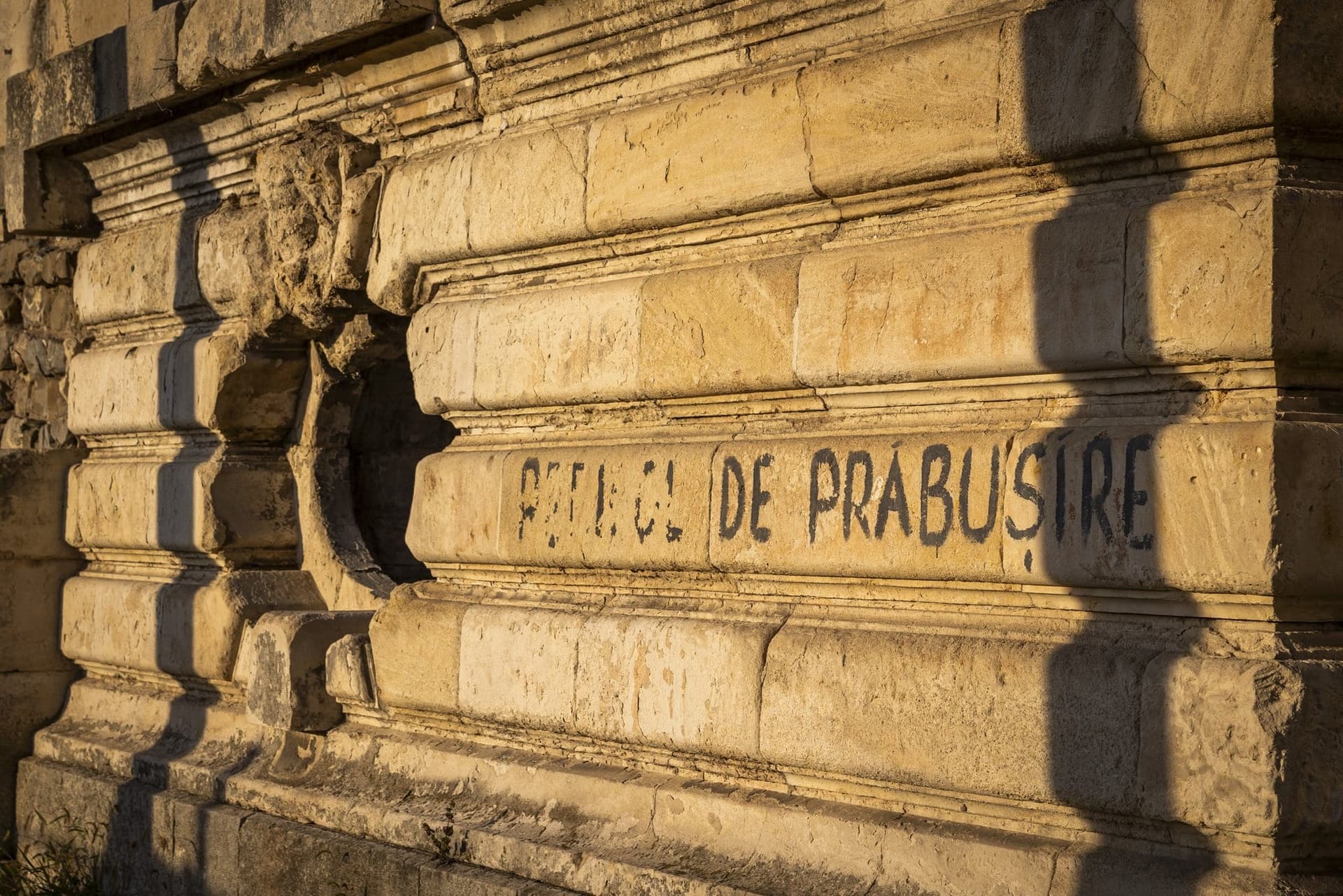 A palota kőtömbjeire festett „Pericol de prăbușire” (omlásveszély) felirat