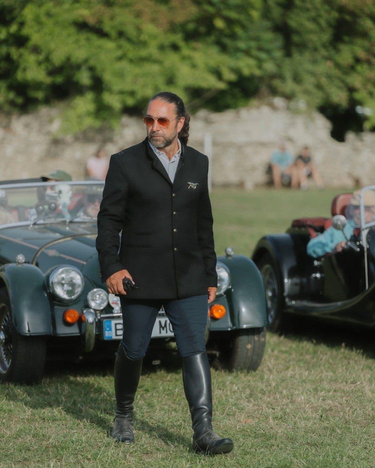 Mihnea Virgolici, a Karpatia Horse Show igazgatója, gyűjteményes Morgan autók előtt