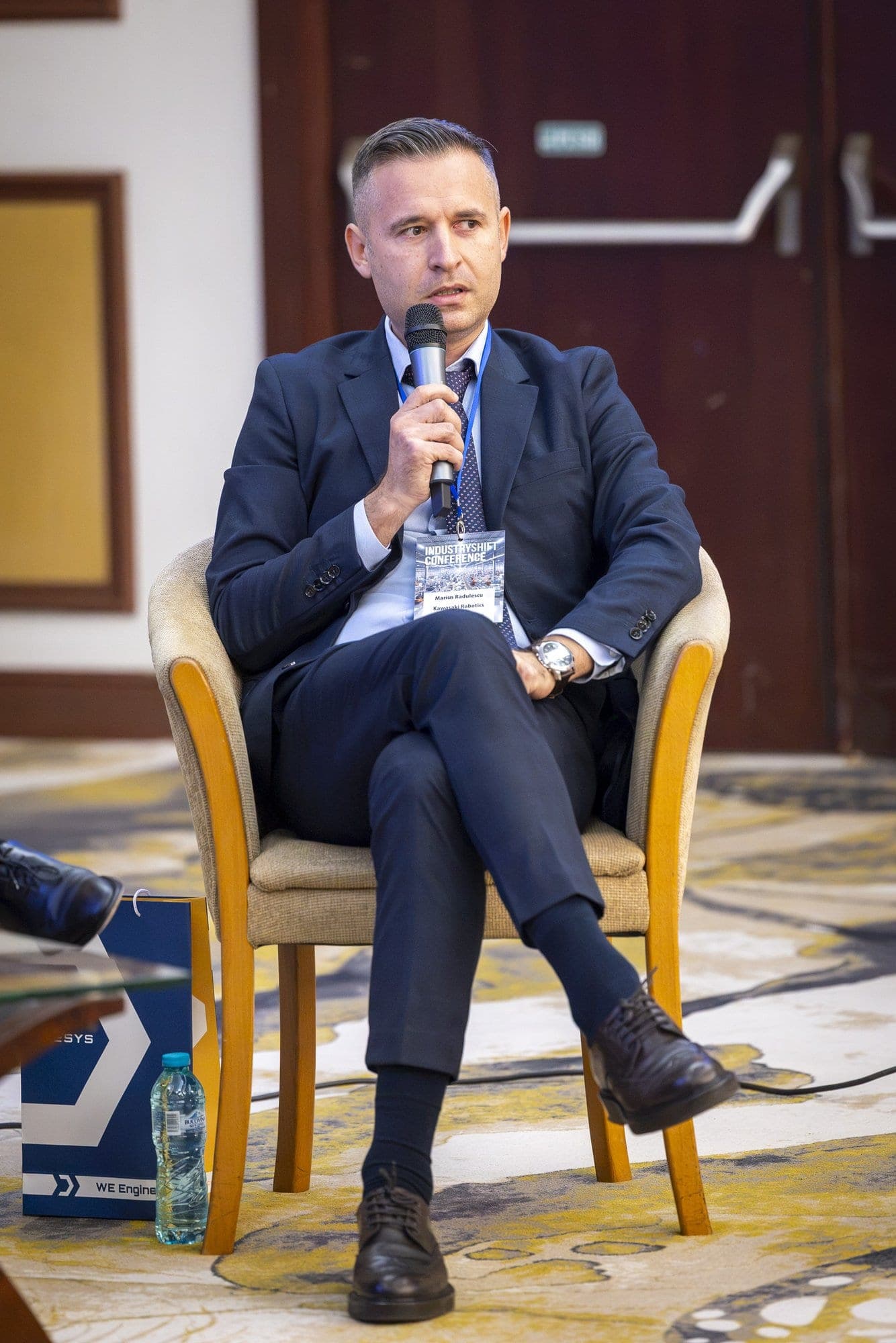 Marius Rădulescu, de la Kawasaki Robotics, vorbește la microfon în primul panel