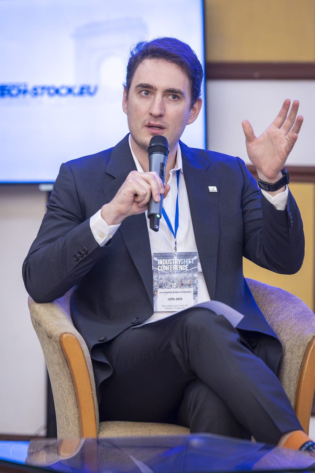 Jean-Baptiste Quiqueran-Beaujeu gesticulează în timp ce vorbește la microfon