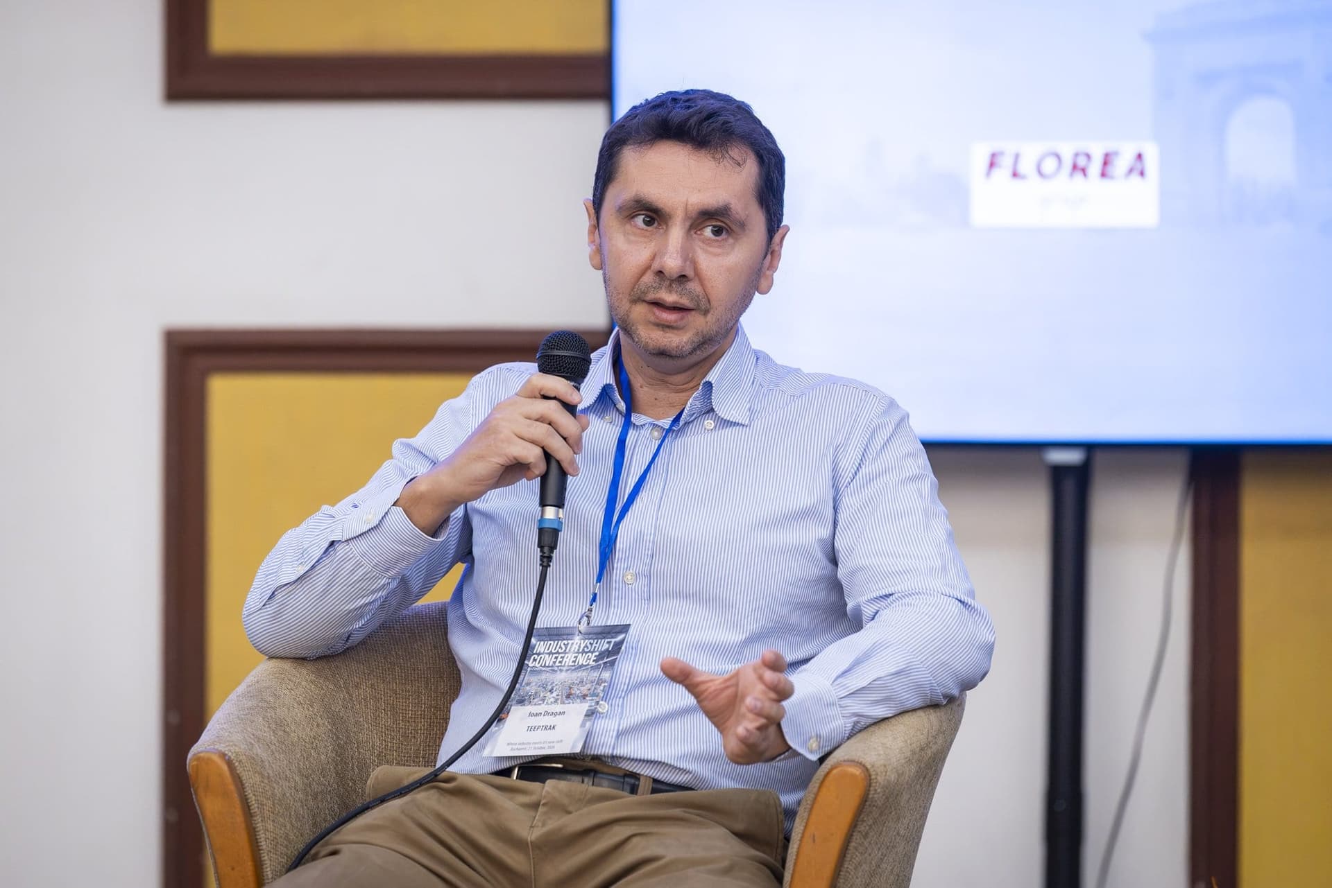 Ioan Drăgan, de la TEEPTRAK, vorbește la microfon în panelul despre digitalizare