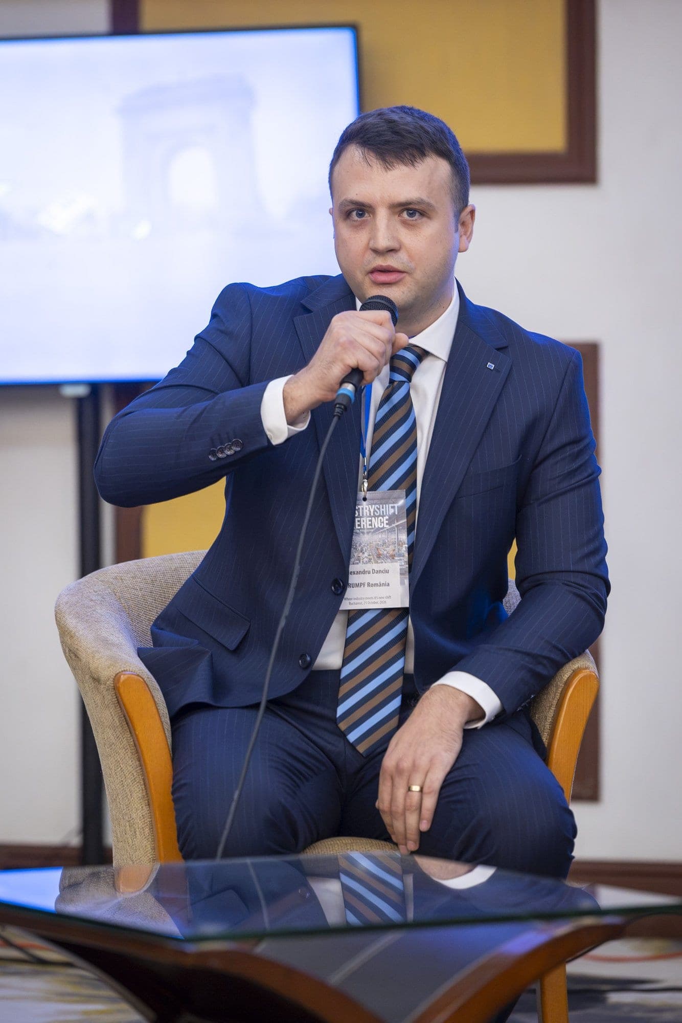 Alexandru Danciu, de la TRUMPF România, vorbește la microfon în panelul despre producție