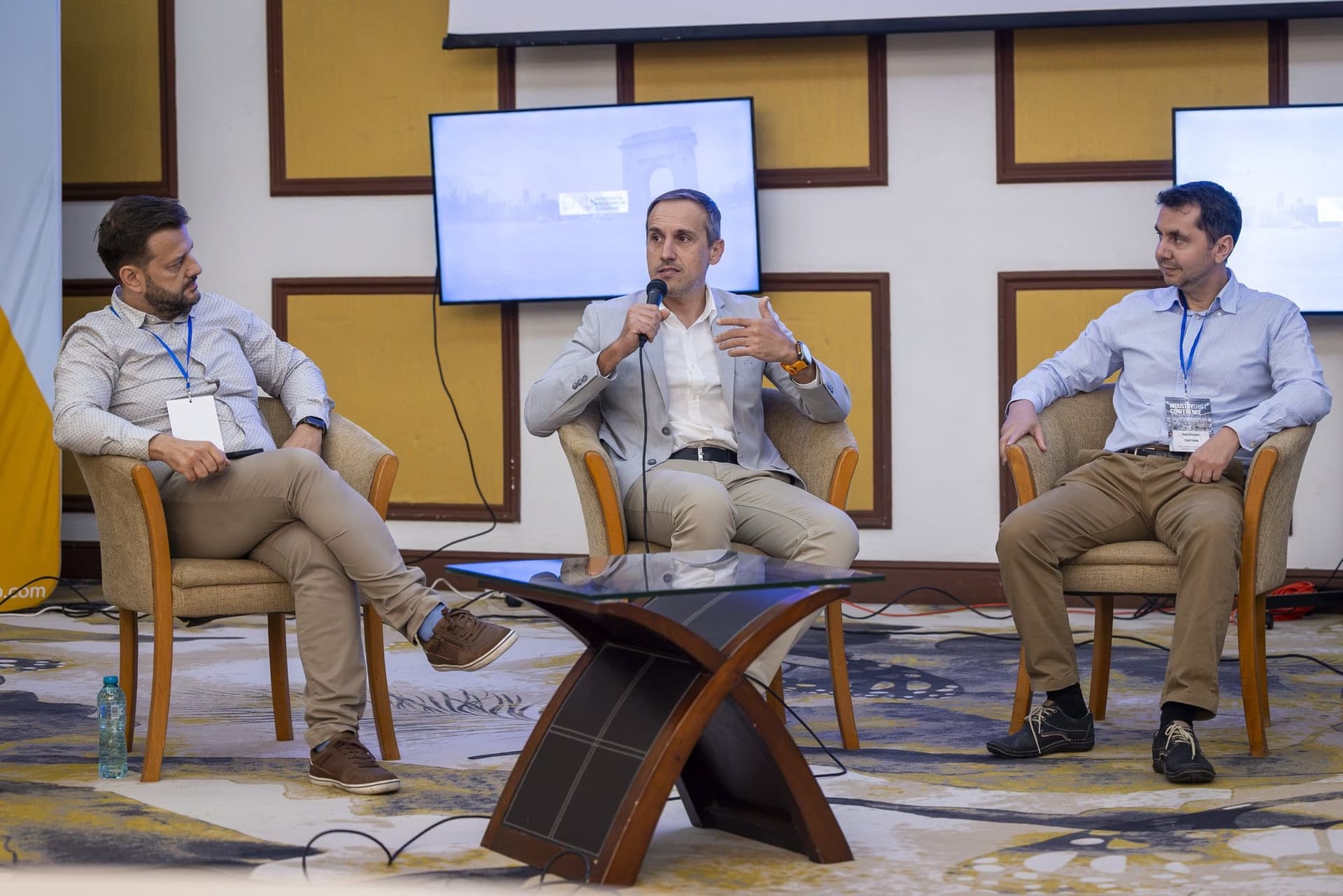 Trei vorbitori așezați în fotolii la panelul The Digital Shift