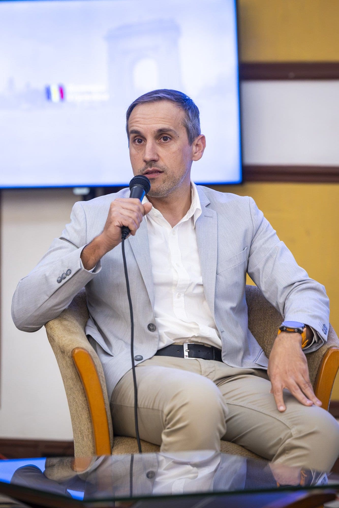 Lucian Mățăoanu, CEO al Hyperfy, vorbește la microfon în panelul despre digitalizare