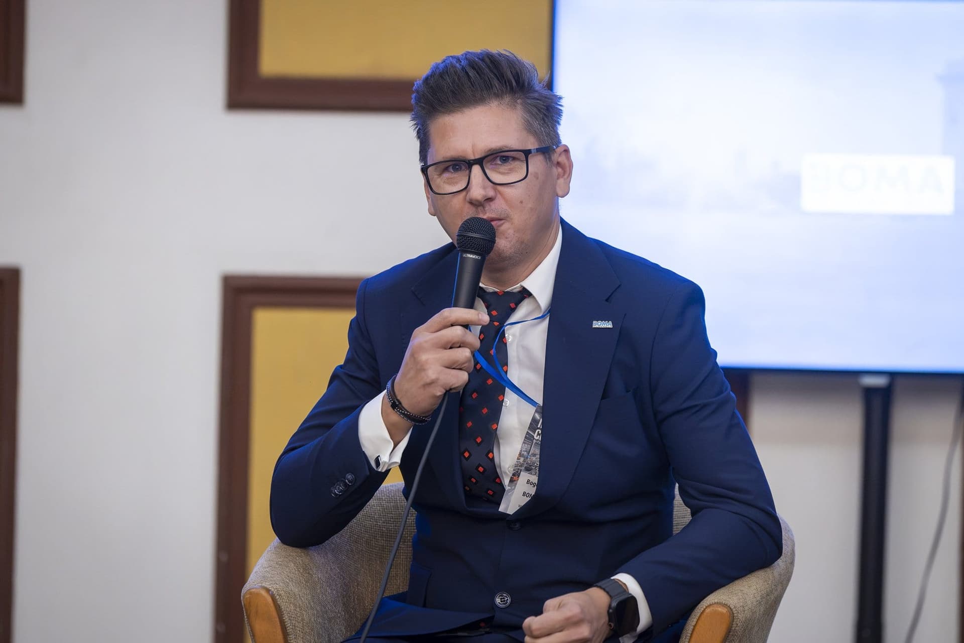Bogdan Băbușanu, de la BOMA Prefabricate, vorbește la microfon în panelul despre producție