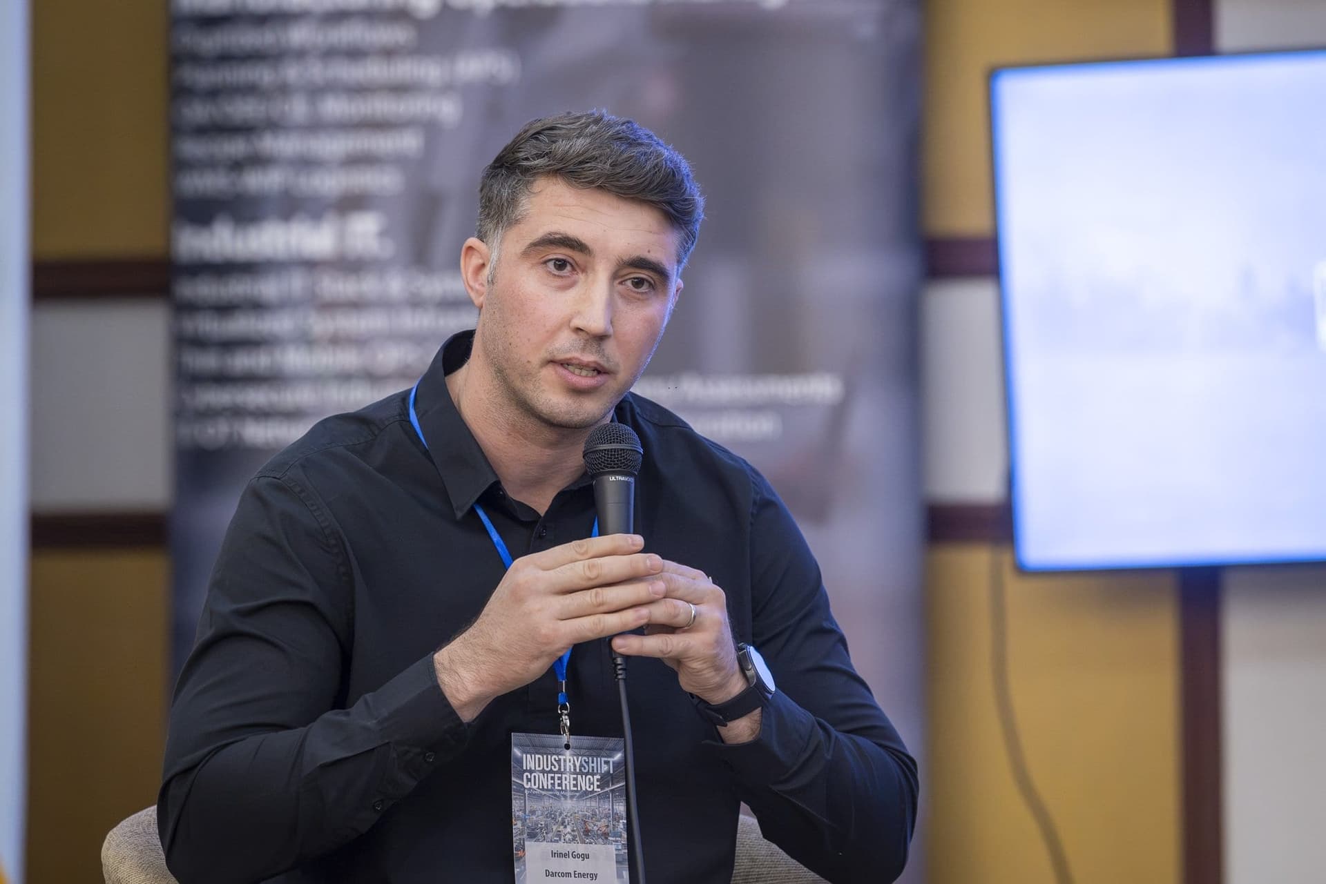 Irinel Gogu, de la Darcom Energy, vorbește la microfon în panelul despre producție