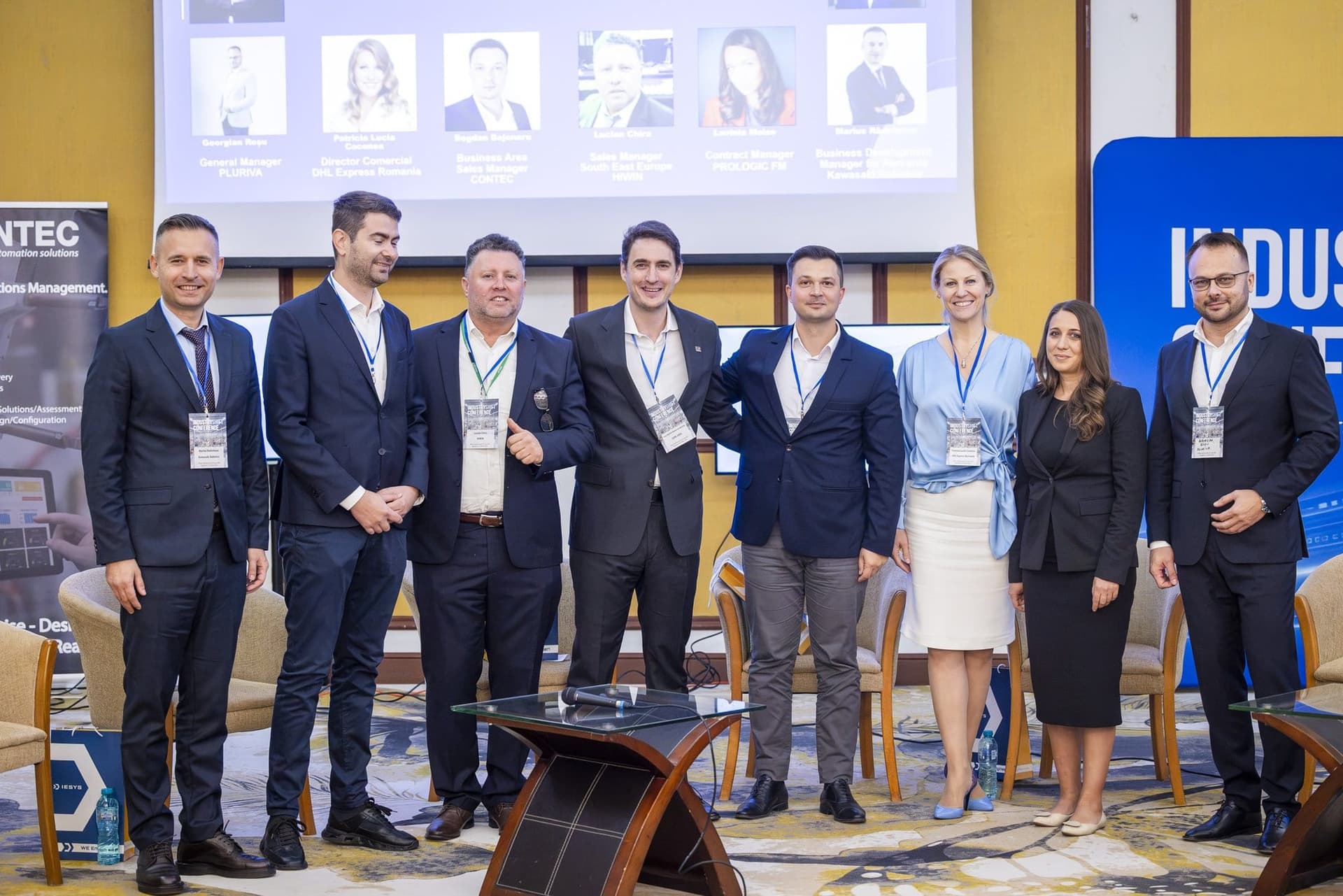 Vorbitorii primului panel, în picioare pe scenă, la finalul discuției
