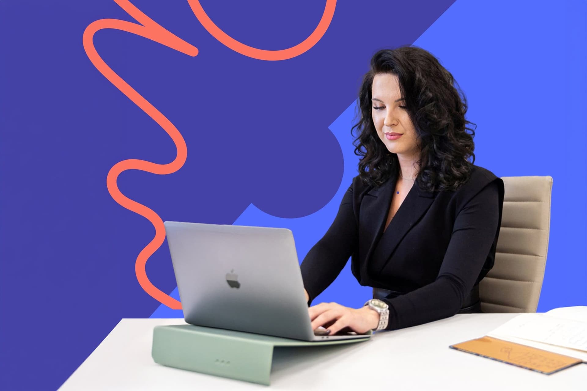 Fotografie de prezentare Mysign: o femeie lucrează la laptop, la un birou cu documente pe masă