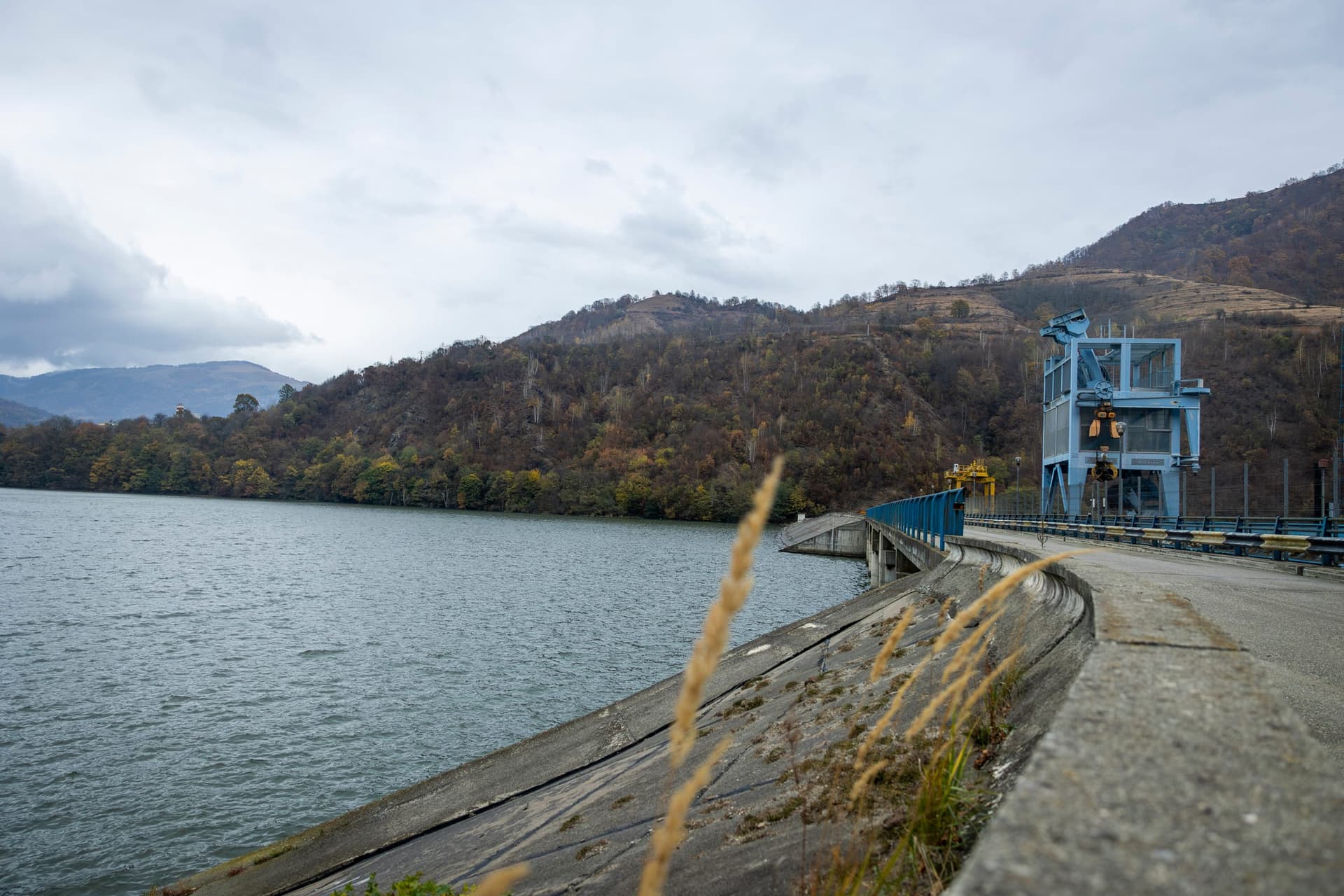 Coronamentul barajului de la Robești, cu lacul de acumulare în stânga și instalațiile barajului în fundal