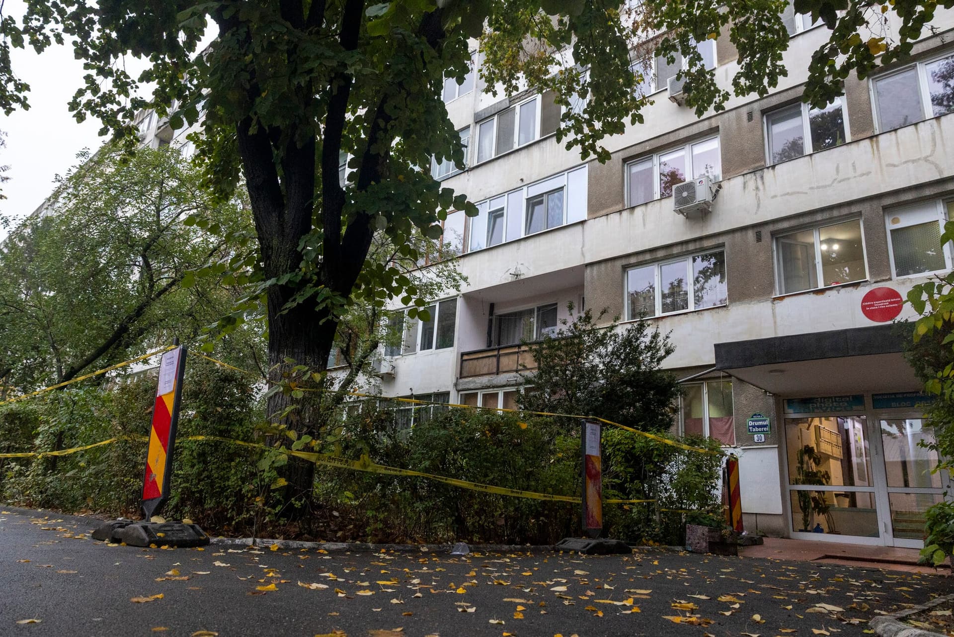 Blocul OD3 de la Drumul Taberei 30, cu bulina roșie pe fațadă și bandă galbenă de delimitare în fața intrării
