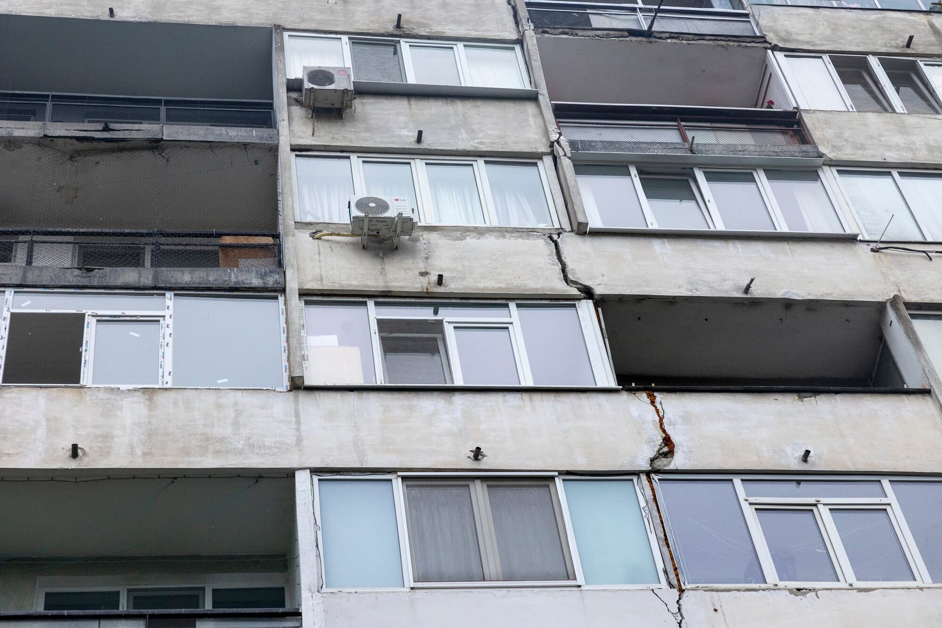 Crăpătura de pe fațada blocului OD3, care trece printre balcoane, cu urme de rugină