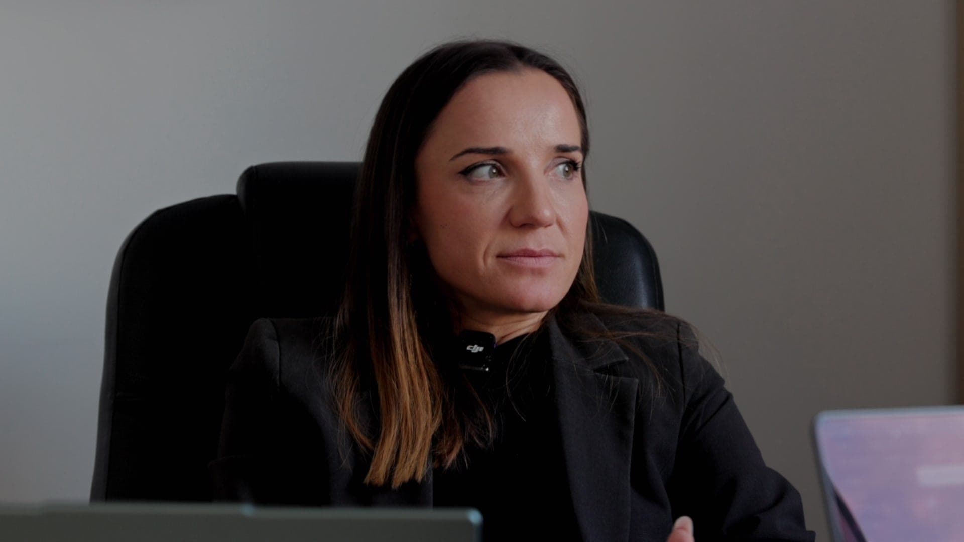 Mariana Garștea, cu privirea serioasă, ascultă o întrebare